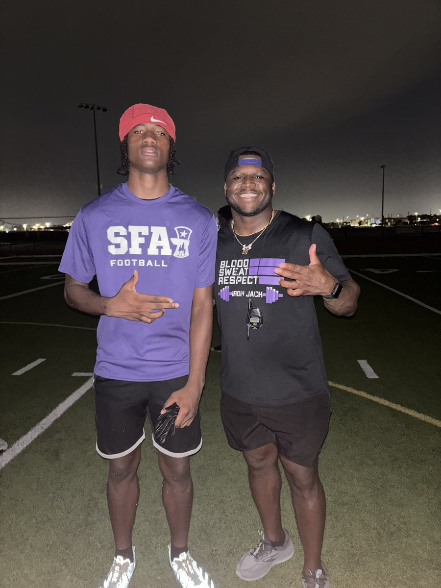 kendon_jones's tweet image. Thanks @SFA_Football and coaching staff  for putting on a great camp. I learned a lot tonight. Here’s a couple plays from the camp. @Zinn68 @CoachMMcGraw @BBell__  
@CoachNikNelson 
@CoachTrice8 
@Coach_RogersSFA 
@CoachMutz 
@Jalil_Johnson21