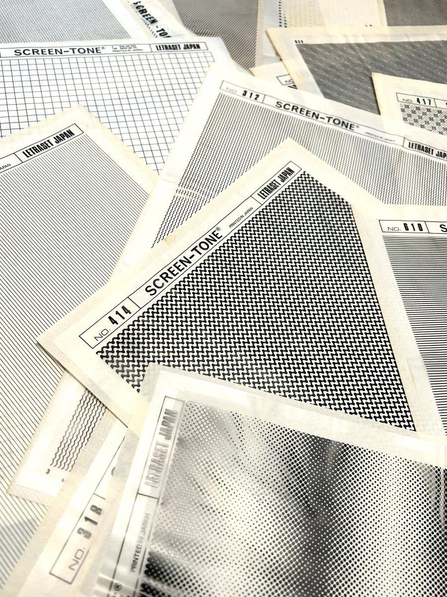 ご家族が昔使用していたというスクリーントーンをたくさんお譲りいただきました🌟
ご厚意に感謝、大切に使わせていただきます…！
ビンテージスクリーン、柄のムードがシブい🙌