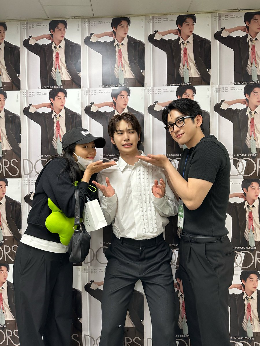 JISOOSIDE__'s tweet photo. JISOO attended doyoung's concert with jinyoung 😭😭 https://t.co/1sOMLAJIhT