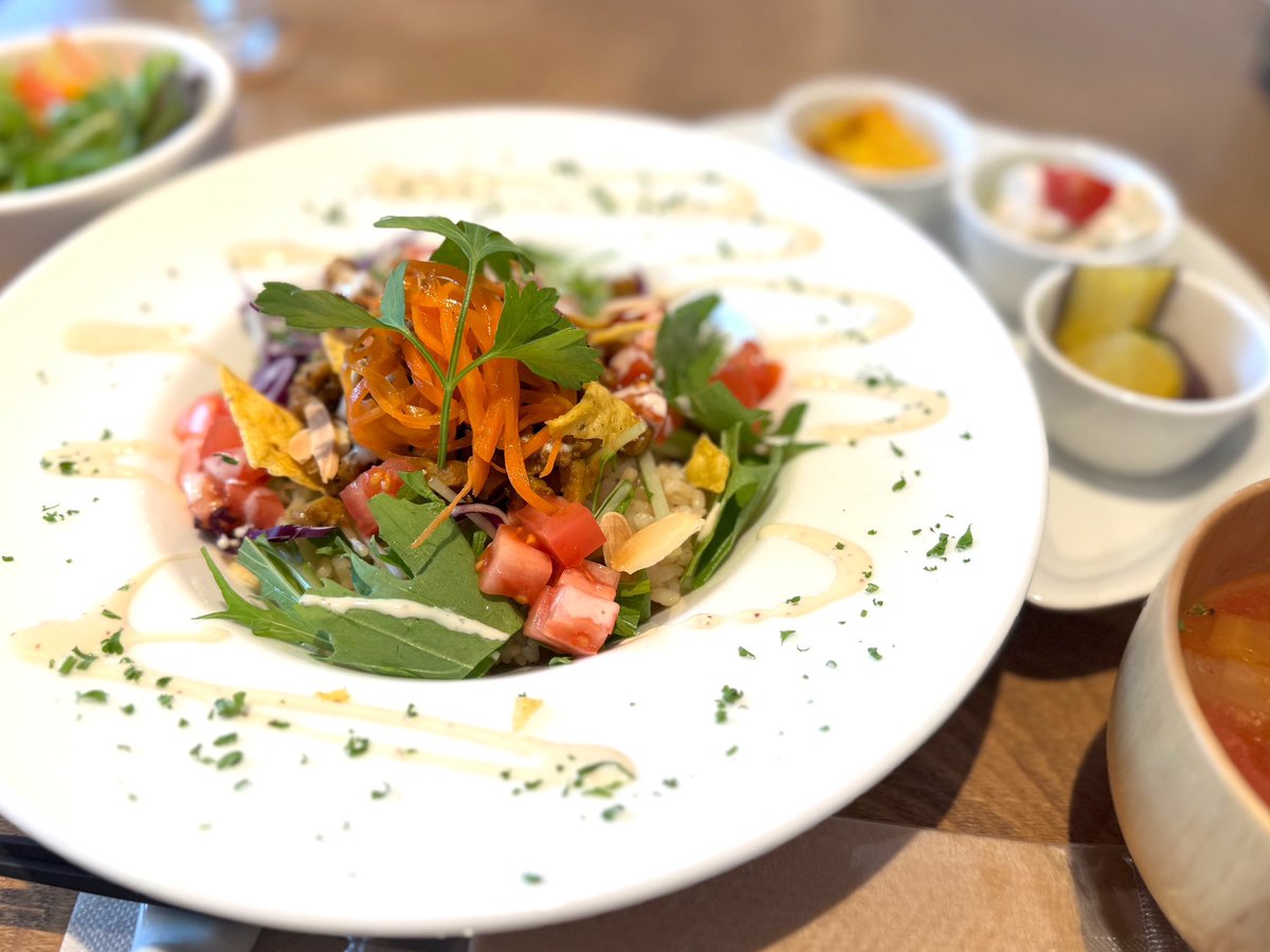 ptlpsalm133's tweet photo. Sobe's Cafeの新しいパフェ、いただきました❤️

全部美味しいけれど、クリームの部分がちょっと軽やかな不思議な感じで特に最高❤️❤️ https://t.co/SGEDYiLFzJ