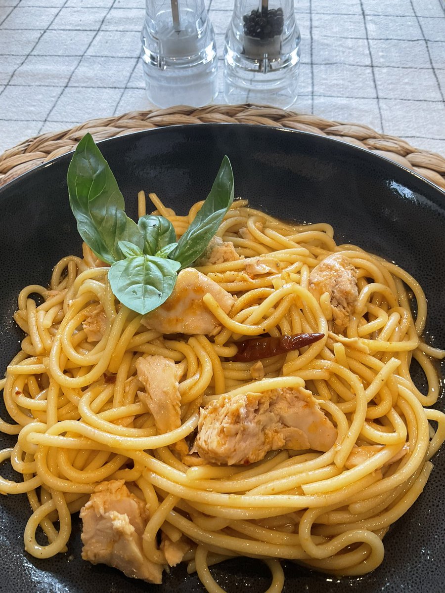 Chan3Judy's tweet image. Hello winter ❄️ this was meant to be Tuna Spaghetti Pad Krapraw. Since ALICIA left home we don’t really fully stock fridge. We keep it simple living from day today depends on your plans and what you fancy that day. It’s called an “ingredient based fridge” #cookingforone