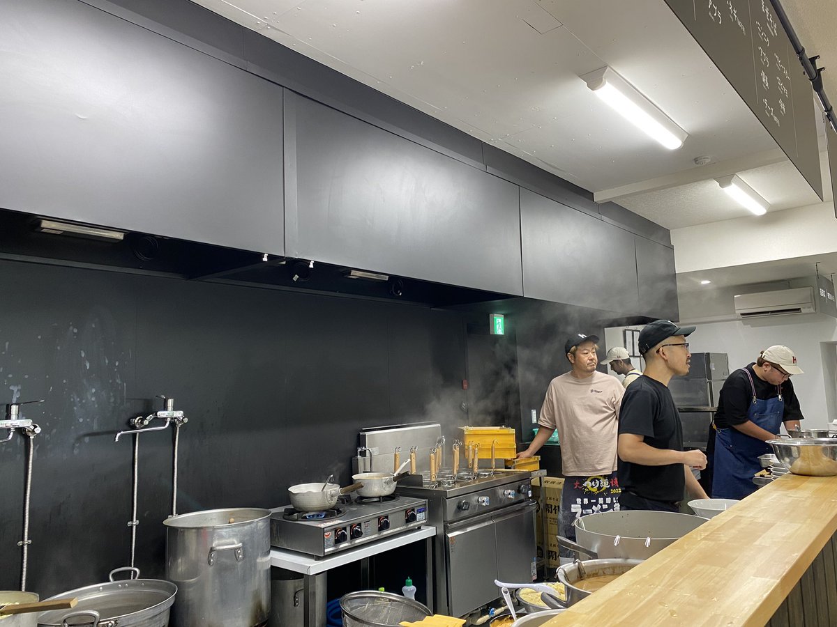 ランチ@ハイマウント

並び100人ですって笑

少し肌寒い中待ったならば体にガツンと染み渡ったぜー！
最高に美味しかったー！