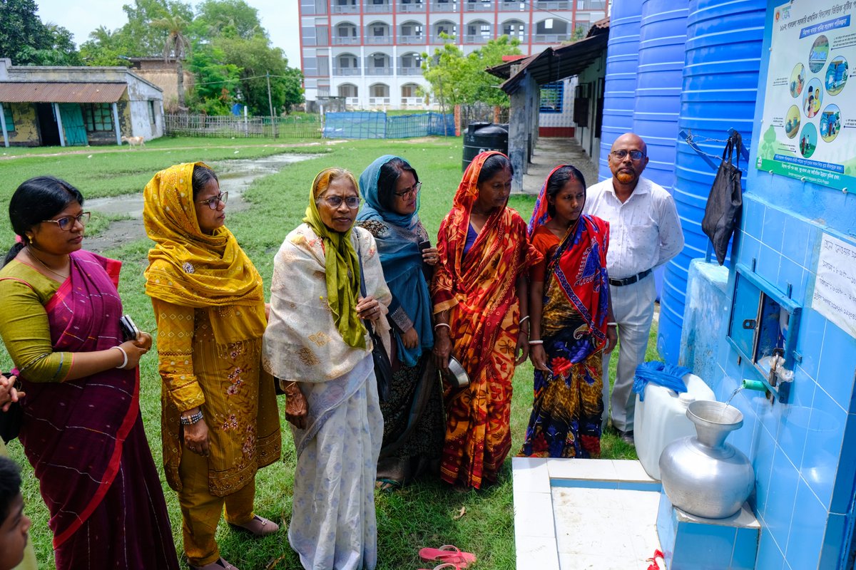 UNDP_BD's tweet photo. Recently, Mamtaz Ahmed NDC, Sr Secretary of 🇧🇩#MoWCA, visited the #GCA Project in Satkhira & joined a discussion with the local community.
“I’m delighted to see modern solutions resolving the water crisis here. The community-led maintenance system is truly impressive,” she said. 
To know more about GCA🔗https://t.co/EaNtMOCJxz @theGCF
