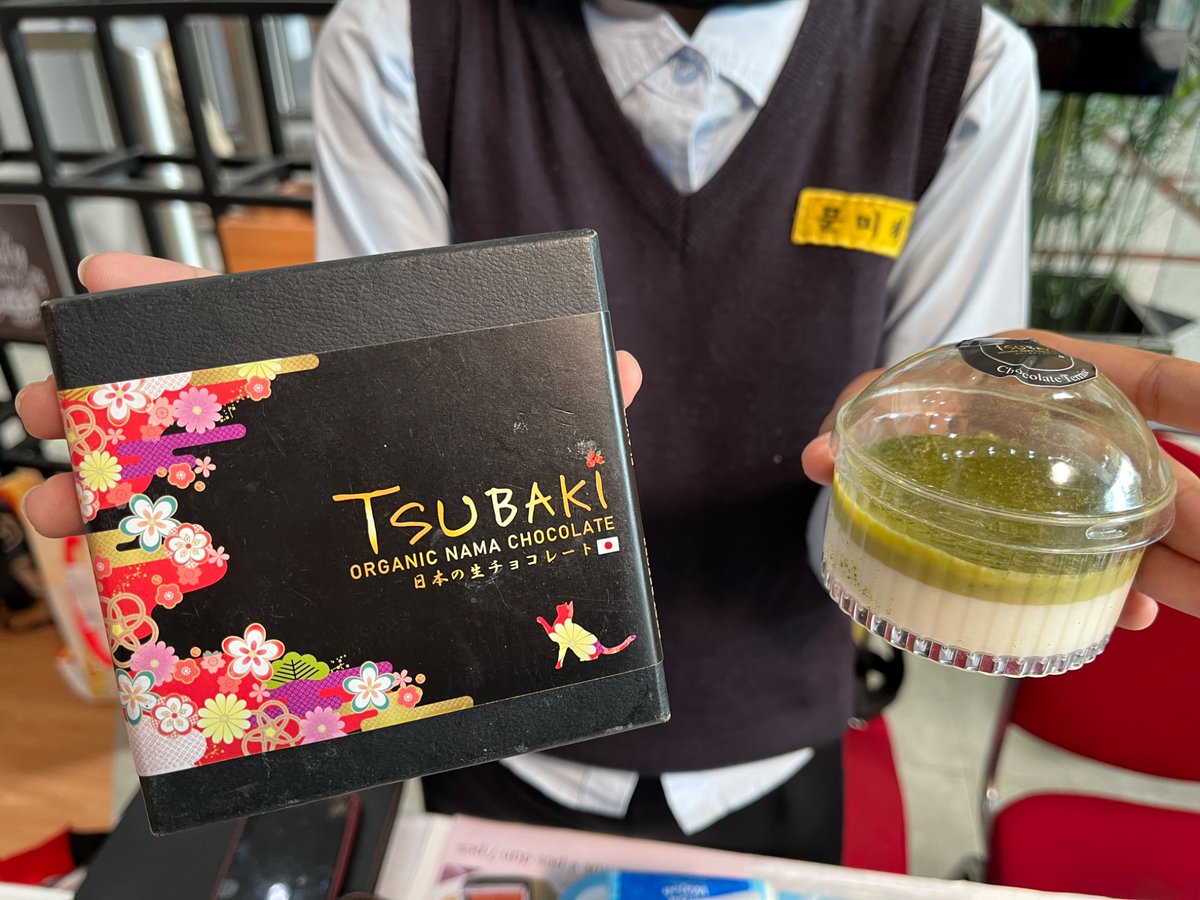 TC_JKT's tweet photo. マネキネコバザー始まりました！
チョコに加え、ロールケーキ、タルト、プリンをお持ちしました！
スモークチーズ、生胡椒もあります。
ぜひお立ち寄りくださいませ！
Keiai building です。 https://t.co/pSY0FoKiMI