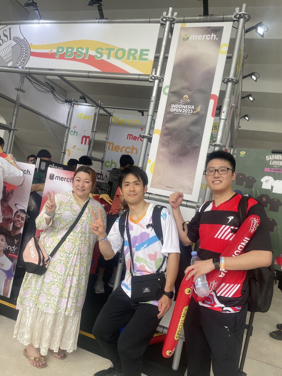cg_kensuke's tweet photo. 会場の外でインスタで繋がっているバドミントンコーチの方と遭遇!
そしてなぜか別の方でYouTubeで見たとサインを求められる笑
今回の旅でもお世話になりましたまどかさんと!
続く➡️
#Flypower
@Flypower_japan
#健ジムケンスケのバドミントン冒険記 https://t.co/8dRmYKg5mU
