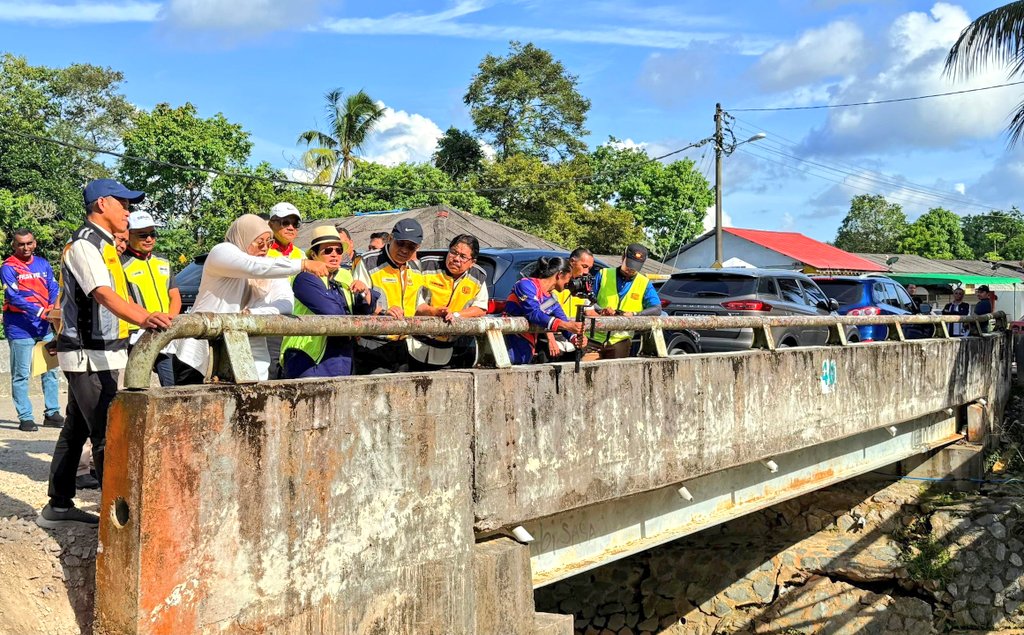 TKPKR (Sektor Infra) (@tkpkr_infra) on Twitter photo 14.06.2025 - Lawatan tapak bersama YB Menteri JPM ke Jambatan Sg Air Tawar 1, Johor. 
Jalan tuju jambatan telah runtuh, laluan penduduk terjejas. Kerja pembaikan sedang dijalankan demi pulih akses & mudahkan kehidupan harian rakyat. JKR komited sebagai agensi teknikal kerajaan. 14.06.2025 - Lawatan tapak bersama YB Menteri JPM ke Jambatan Sg Air Tawar 1, Johor. 
Jalan tuju jambatan telah runtuh, laluan penduduk terjejas. Kerja pembaikan sedang dijalankan demi pulih akses & mudahkan kehidupan harian rakyat. JKR komited sebagai agensi teknikal kerajaan.