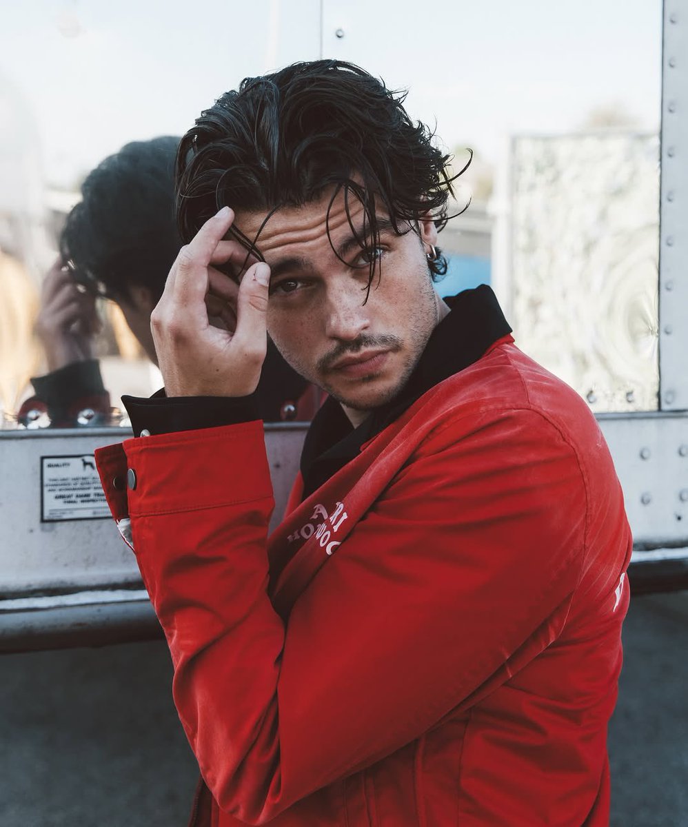 IT SHOULD BE ILLEGAL TO LOOK THIS GOOD