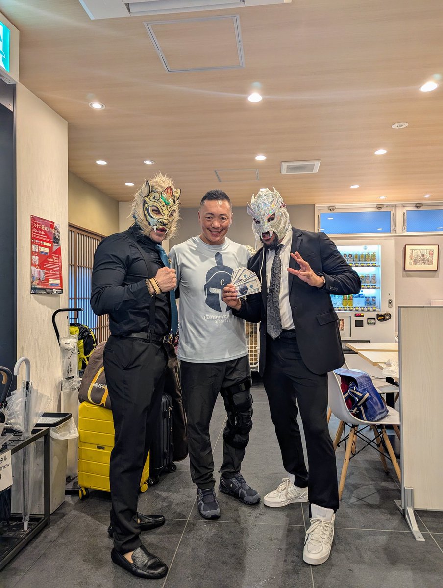 supercima1115's tweet photo. Money Machine💰と合流!
顔見た瞬間に長年のキャリアで直感した、彼らは
やるぞッ👌👌👌👌👌
間違いないっ!
エディオン大会当日券は15:30〜
グレイトしようぜっ!
#GLEAT #LuchalibreAAA #金銭兄弟はどこや? https://t.co/ctimgnkSQT