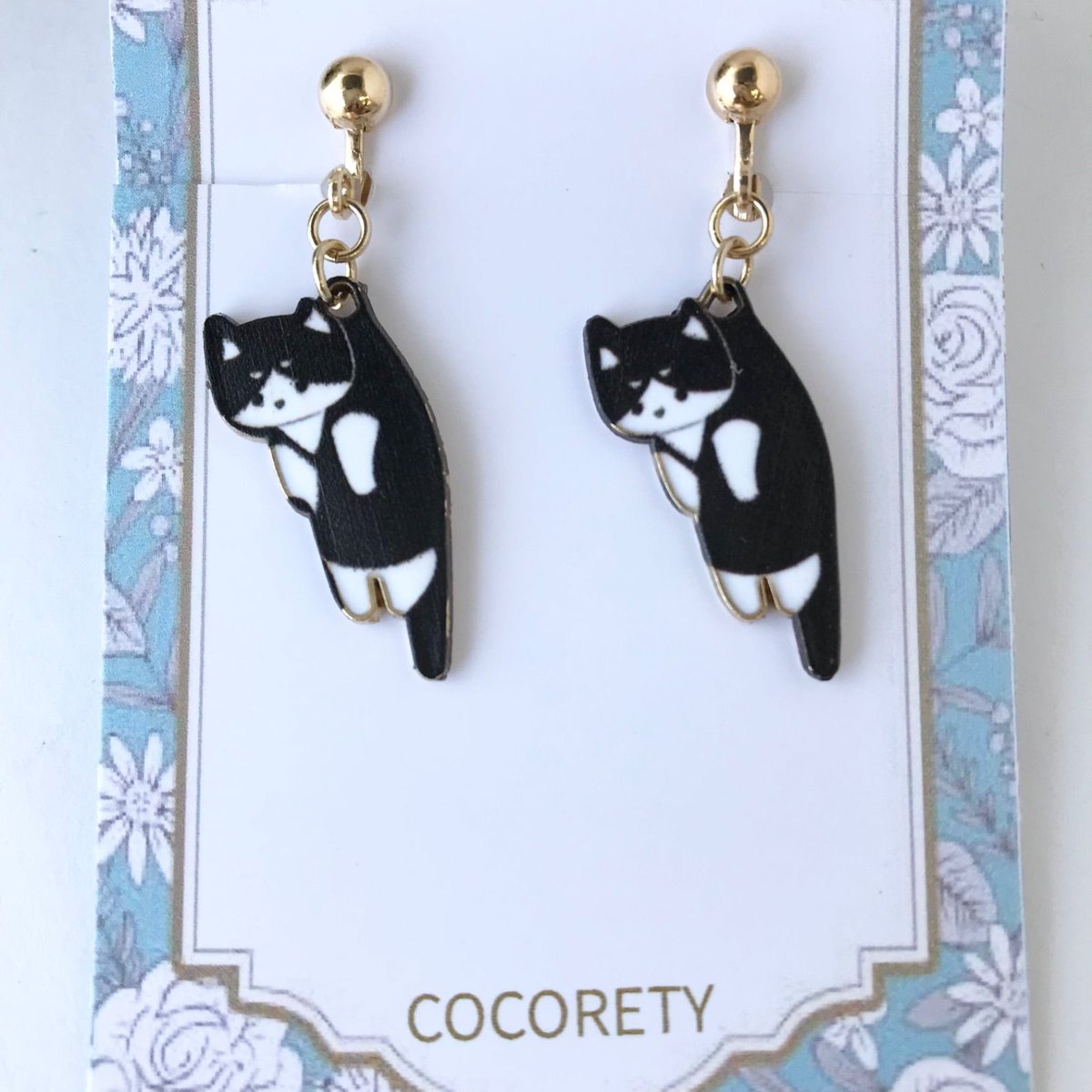 【障害者ブランド・ココリティ】「猫ちゃんイヤリング（ブチ）」 NO.1579

ぶちネコが首を掴まれている様子を表したもので、悲しいような、困っているような表情がなんとも可愛らしく作られています。￥500