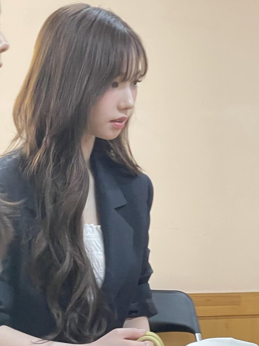 mugstz's tweet photo. ใส่สูทลุคทางการปล่อยผมลอนยาว สวยมากㅜㅜ https://t.co/bz0qZLwyEp