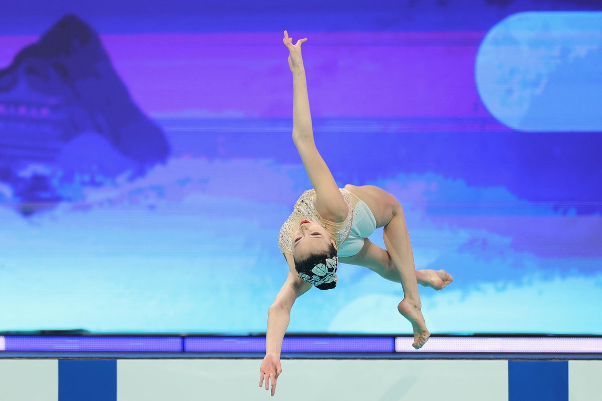 CGTNSportsScene's tweet photo. ๐๐จ๐ณ #China's water dragons DOMINATED at #FINASuperFinal.
๐ฅTeam routine: GOLD feat. #BlackMythWukong choreo๐ต
๐ฅ#XuHuiyan: GOLD in solo tech
๐ฅXu & #LinYanjun winners in duet technical
๐ฅ17yo #GuoMuye: Silver in men's solo
Gaming x Swimming crossover we never knew we needed.๐ฎ https://t.co/NCJl2buEMU