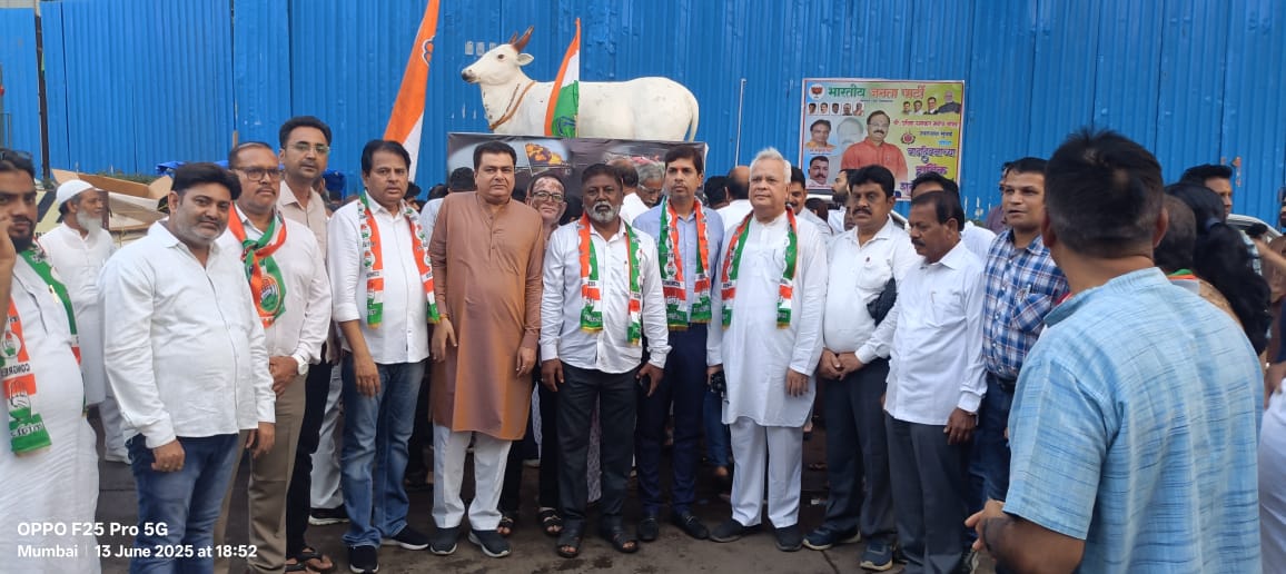 मुम्बई कांग्रेस की अध्यक्षा खासदार <a href="/VarshaEGaikwad/">Prof. Varsha Eknath Gaikwad</a> के निर्देशानुसार एयर इंडिया के विमान दुर्घटना में मारे गए नागरिकों को श्रद्धांजलि देनें एवं घायलों के प्रति अपनी संवेदना व्यक्त करनें हेतु जोगेश्वरी पूर्व के  की उपस्थिती में हमनें कैंडल जलाकर मृतात्माओंकोअपनीश्रद्धांजलिअर्पित की