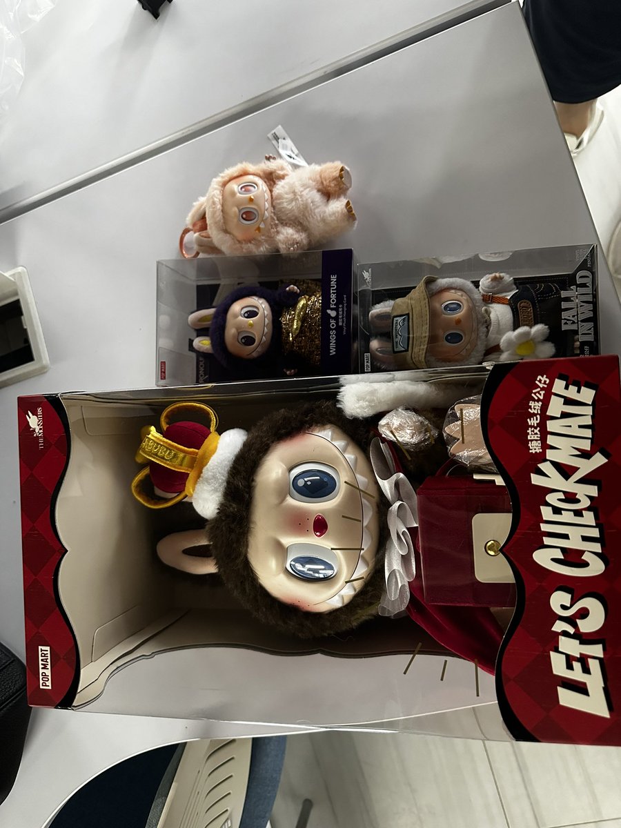 本来不喜欢labubu 
但是听说这玩意价格越来越高，我就有点喜欢了。

想着下周抽10个人每人送个labubu ，这样能不能有一波流量啊？