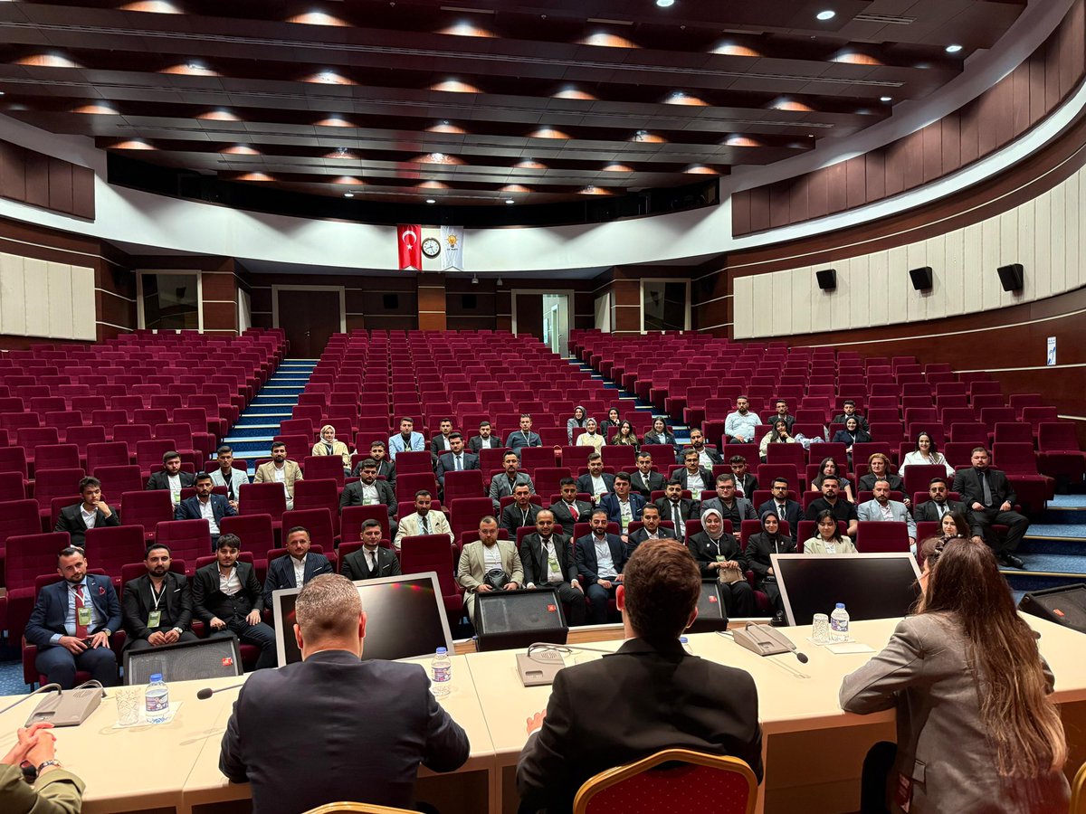 81 ilden gelen Çevre ve Şehircilik Politikaları Başkanlarımızla bir araya geldik.
Her bir şehrin sesiyle, ortak akılla konuştuk.

Daha yeşil, daha dirençli şehirler için
eğitimli, etkin ve proaktif bir gençlik inşa etmek istiyoruz.

#GeleceğeNefesŞehirlereDirenç