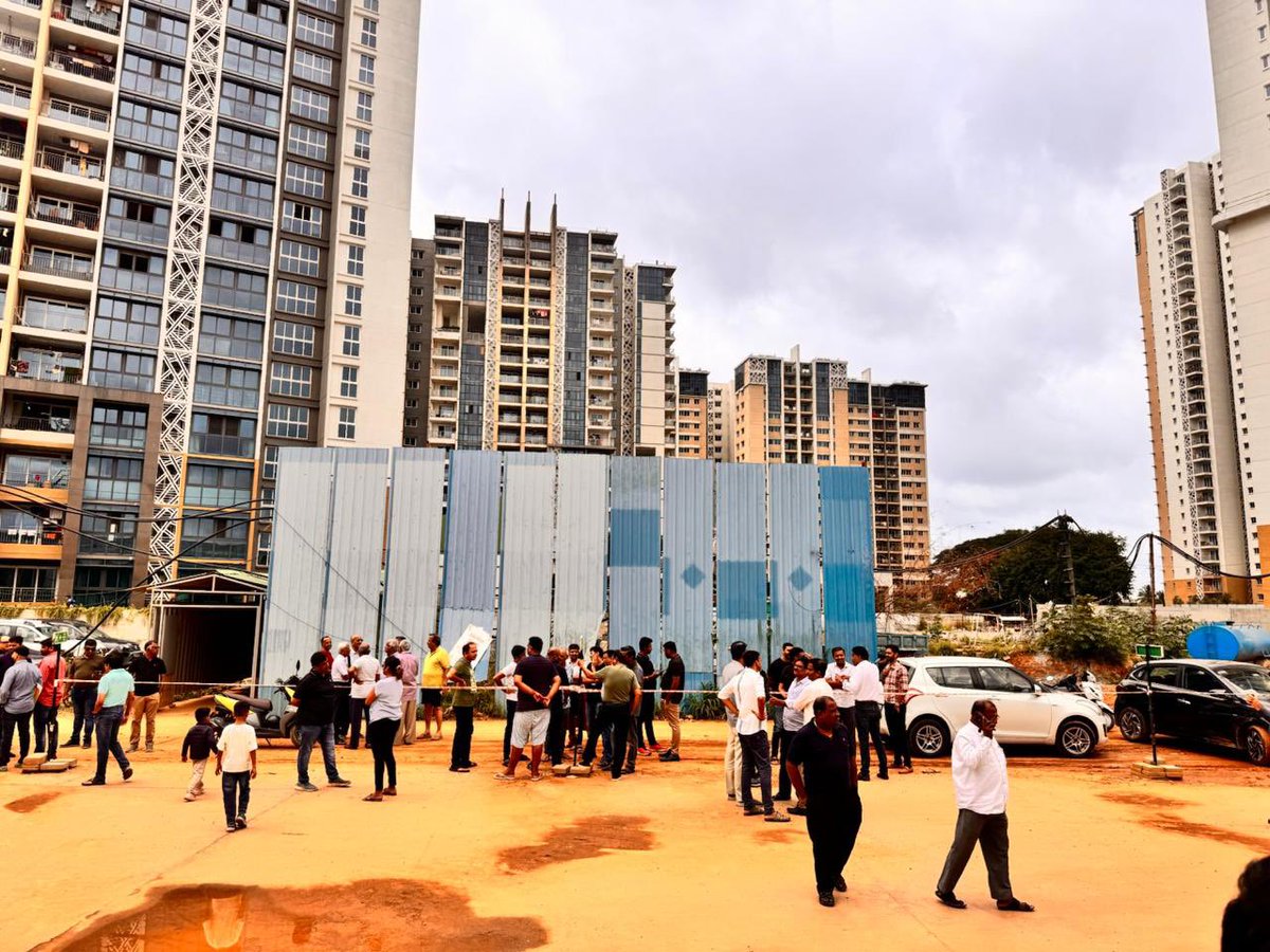 ParkwestBLR's tweet photo. Parkwest owners of Sapphire ( Tower 5) to delivered at 31 Dec 2019 &amp; Magnolia (Tower 6) in 2022 ,protesting due to delay of construction for a long time and no proper delivery date. @SPRE_Official isn’t taking accountability. #ShapoorjiPallonjiParkwest https://t.co/nhM1a9ZL6U