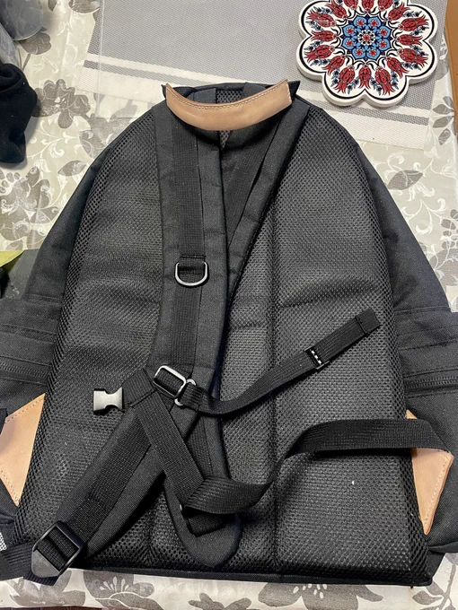 大きめのリュック買ったからレザーでアレンジしてみたって知ってて~