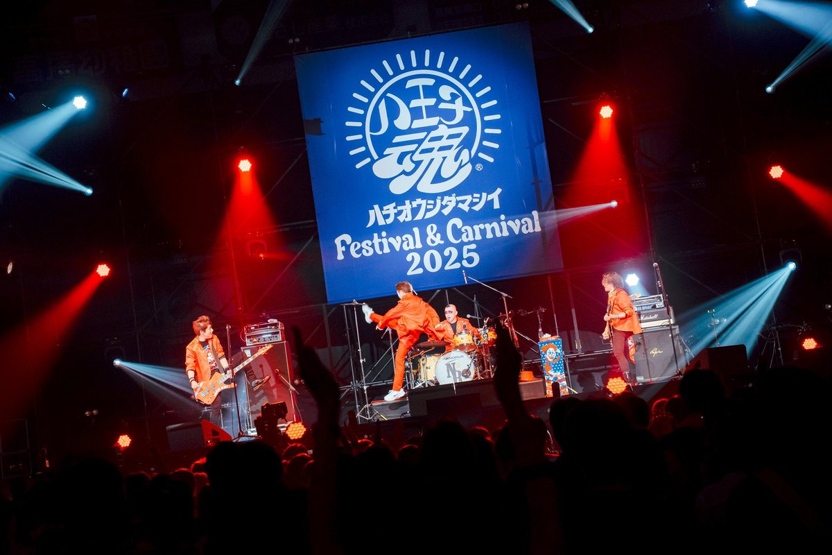 🎸 トップバッター、ニューロティカ！全力のコール＆レスポンス。「ア・イ・キ・タ」ぶちかまし「五十の夜」は同年代に刺さりまくりで…そしてさぁ〜あっちゃんよ。MCで突然の出馬宣言？このロックと現実のギャップ、もう…愛さずにいられないってばよ。最高でした！ #八王子魂
