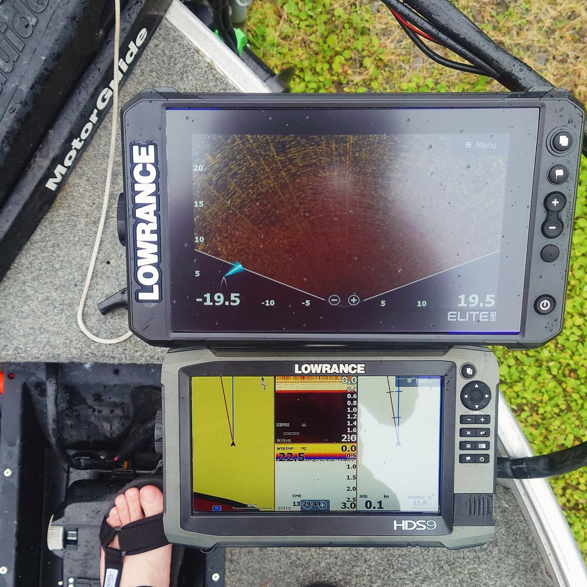 fishsato_'s tweet image. 感動してる！
早く使いたい!
釣りたい。
取り回しが慣れてなくて配線突っ張ったのと、バッテリーを共有にしてるので、若干ノイズが乗る…。
フェライトコアはする装備、アースは取ってる…。
全ては使ってから！
&amp;gt;゜)))彡
#lowrance #activetarget #elitefts #アルミボート #ボートシーバス #fishsato