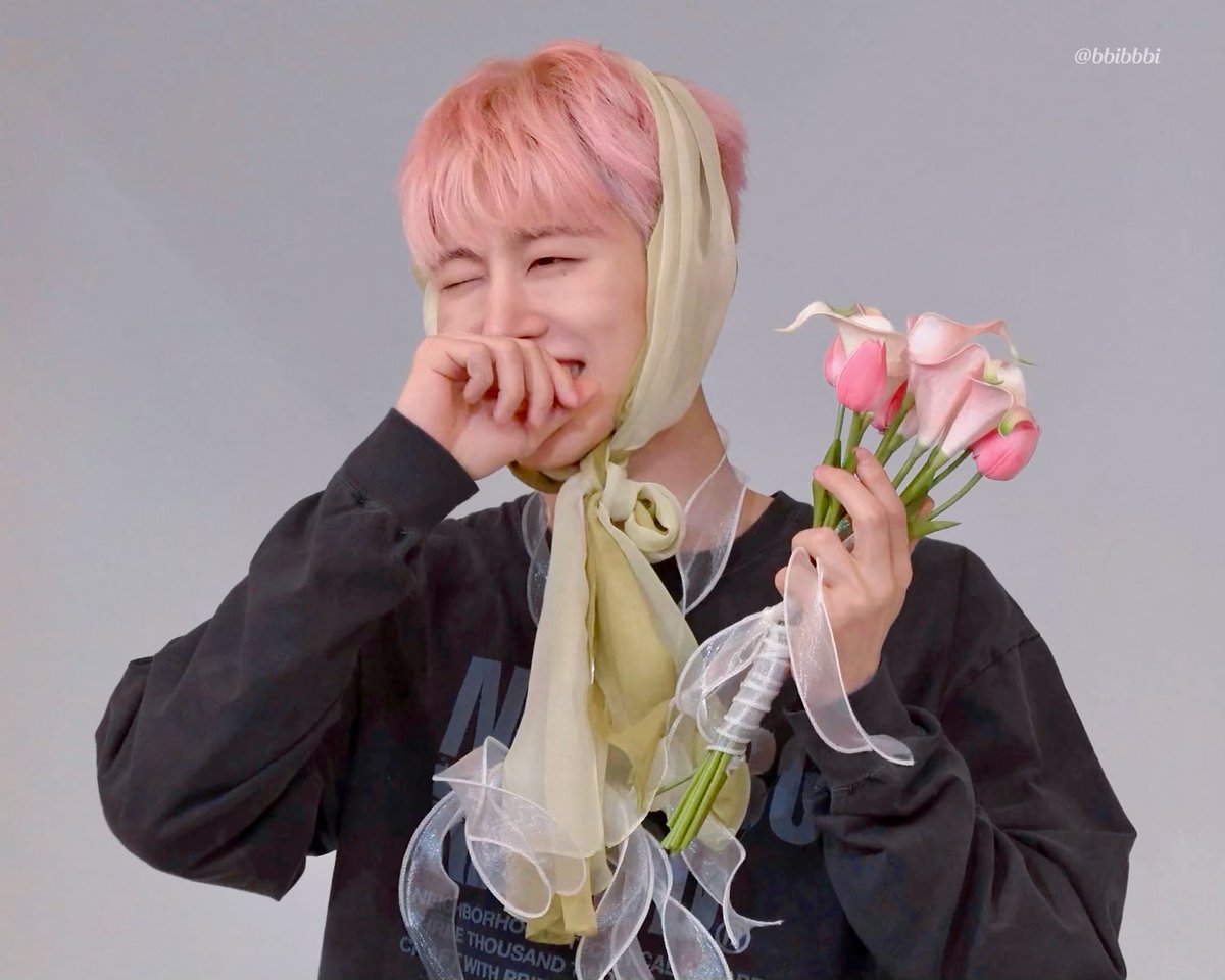 bbibbbi22's tweet photo. 자 여기서 뭐가 꽃이지🌷

250613 애플뮤직 팬싸
#비아�� #김한빈 #BI https://t.co/hqBquHPAP0