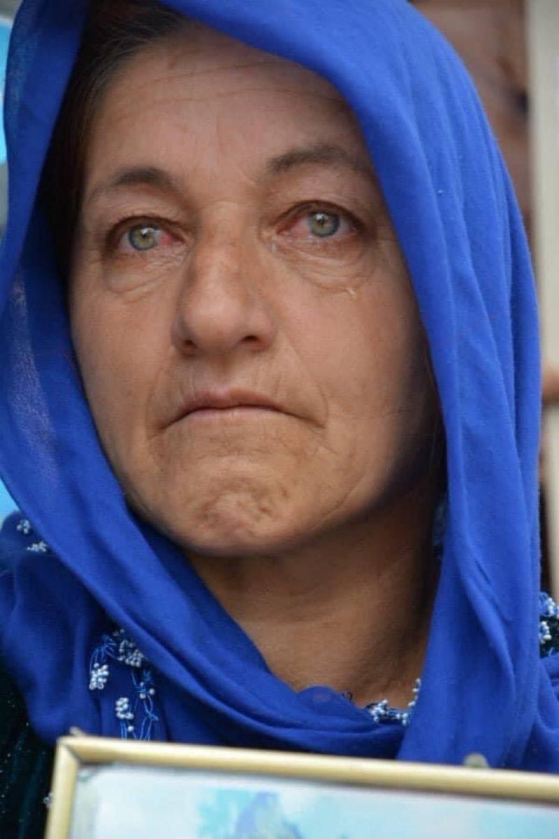 Annemin gülüşüne ölümün izi sıçradı.

#cumartesianneleri1055hafta