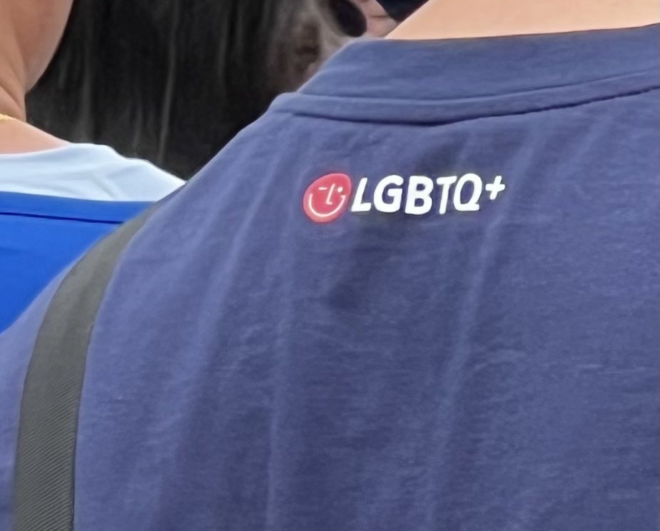 퀴퍼에서 ㅈㄴ탐나는 티셔츠봄