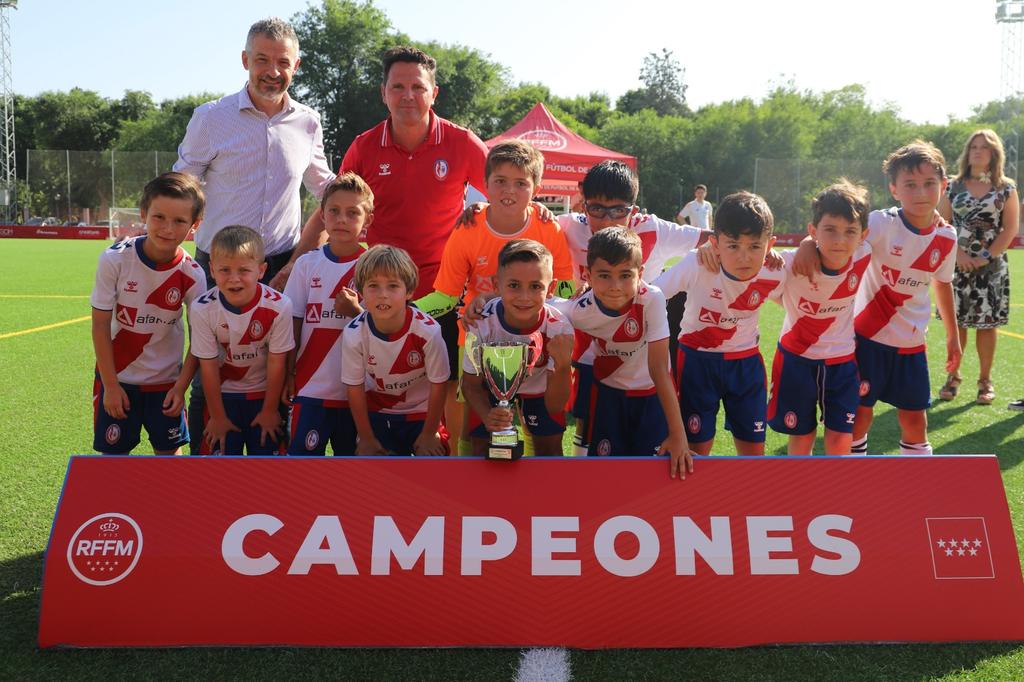 davidjimenezglz's tweet image. Entrega de trofeos @RFFM_oficial #Cotorruelo #Campeones
