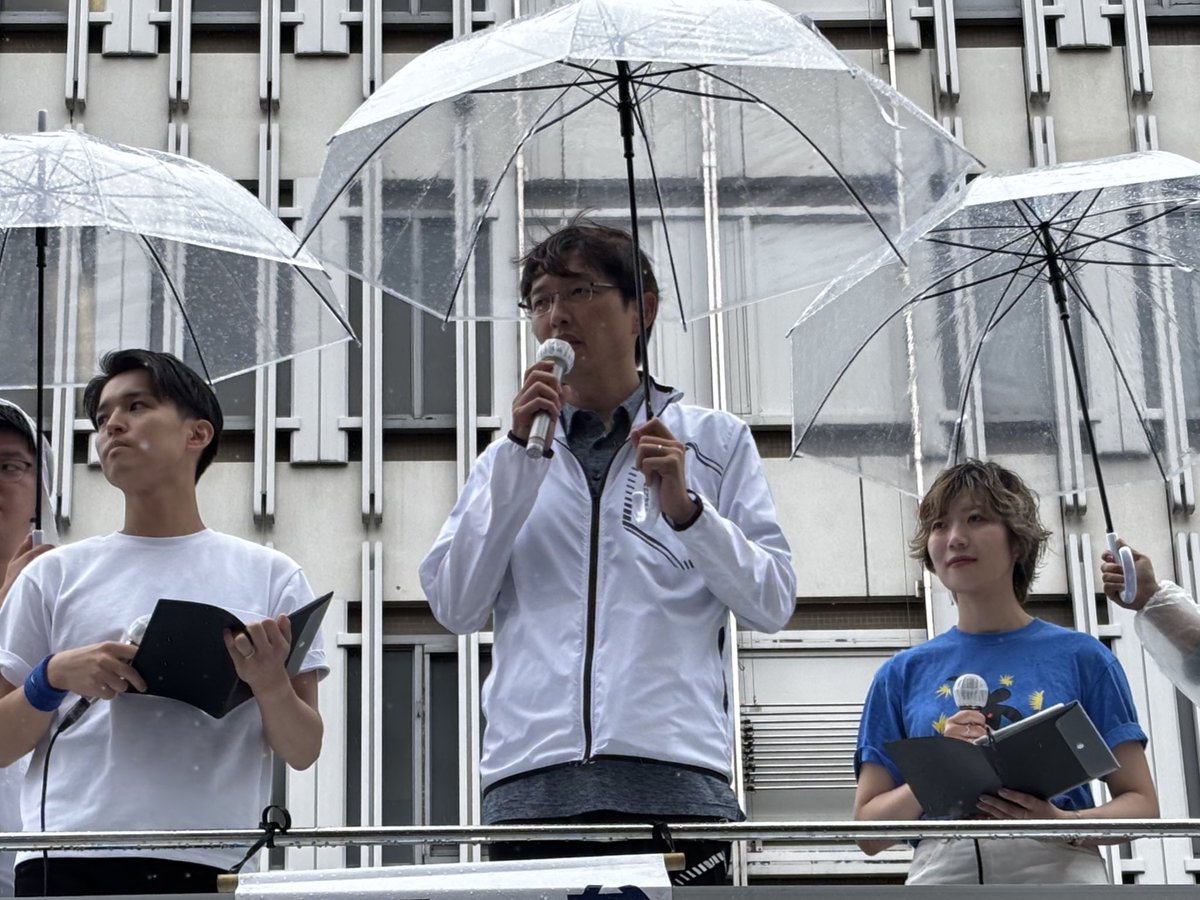 【街頭演説会のご報告🎤】

本日はJR西宮名塩駅前、また大丸神戸店前にて、街頭演説を開催いたしました。

大変に雨足が強い中、雨に濡れながらも話を聞いてくださる皆さまの姿に、絶対にその思いにお応えしようと固く決意をいたしました！