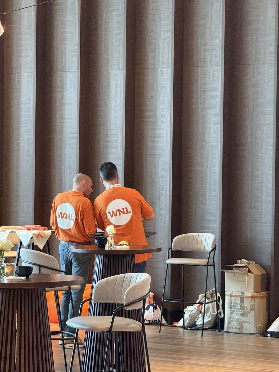 Weer wat nieuws 🤔 
Op het VVD congres staat WNL met een reclame tafeltje.