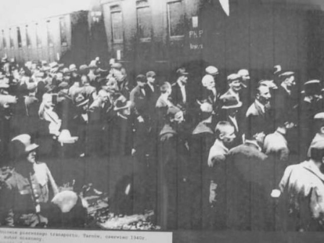 Ocalić od zapomnienia‼️

14 czerwca 1940 roku Niemcy  zorganizowali pierwszy transport 728 osób polskich więźniów do niemieckiego obozu koncentracyjnego i zagłady  Auschwitz .
Pamiętamy!