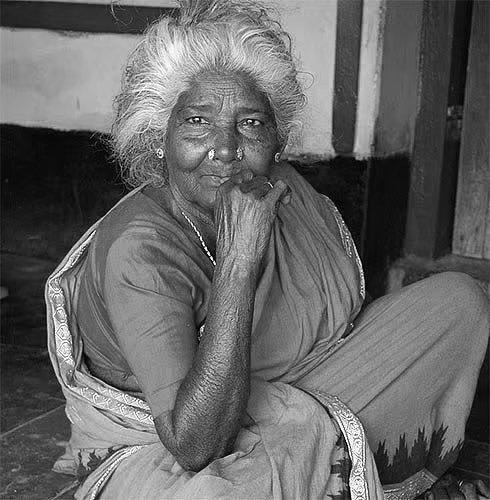 நாட்டுப்புற பாடல்களின் முன்னோடிகளில் ஒருவரும், திரைப்படக் கலைஞருமான, கொல்லங்குடி கருப்பாயி அம்மா அவர்கள், வயது மூப்பின் காரணமாகக் காலமானார் என்ற செய்தி மிகுந்த வருத்தமளிக்கிறது. 

கொல்லங்குடி கருப்பாயி அம்மா அவர்கள், ஆயிரத்துக்கும் மேற்பட்ட நாட்டுப்புற பாடல்களைப் பாடியுள்ள