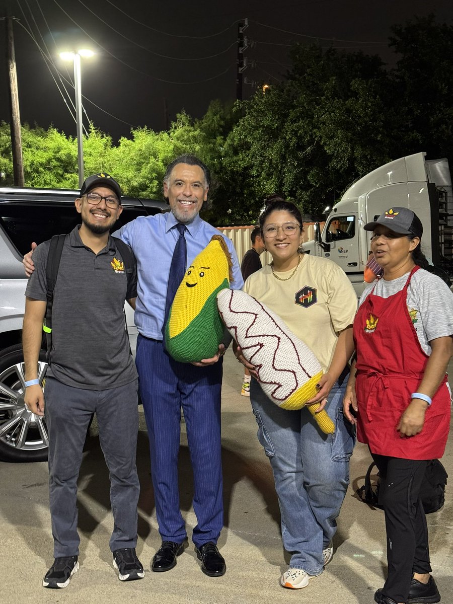 Alex R Parra (@alexrparra) on Twitter photo An honor to meet and hang out with the <a href="/elotesbravoshtx/">Elotes Bravos</a> crew after the <a href="/HoustonDash/">Houston Dash</a> vs <a href="/sandiegowavefc/">San Diego Wave FC</a> match at <a href="/ShellEnergyStdm/">Shell Energy Stadium</a> Excelente comida y mejor gente detrás de #ElotesBravos trabajando duro todos los días con orgullo y cariño. Lo mejor de nuestra comunidad. An honor to meet and hang out with the <a href="/elotesbravoshtx/">Elotes Bravos</a> crew after the <a href="/HoustonDash/">Houston Dash</a> vs <a href="/sandiegowavefc/">San Diego Wave FC</a> match at <a href="/ShellEnergyStdm/">Shell Energy Stadium</a> Excelente comida y mejor gente detrás de #ElotesBravos trabajando duro todos los días con orgullo y cariño. Lo mejor de nuestra comunidad.