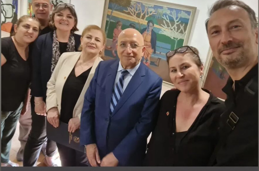 • Çizdikleri yolda yürüyoruz
• TGC, 79 yıl önce Sedat Simavi önderliğinde kuruldu
• Simavi, yolumuzu çizdi: “Kalemini kır ama sakın satma.”
• Bayrağı, Simavi, Burhan Felek, Cevat F. Başkut, Nezih Demirkent, Nail Güreli, Necmi Tanyolaç, Orhan Erinç,Turgay Olcayto’dan devraldık