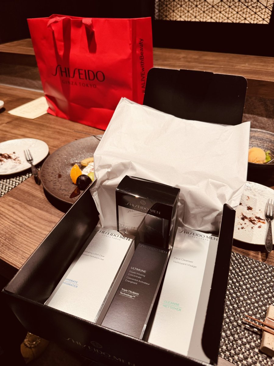 NJK562's tweet photo. 仲良しさんに誕生日のお祝い🥂して頂き���した���️
お店も、コース料理でとても美味しくbirthdayプレート＆プレゼントも用意してくれて😭❤️
こちらが、いつも時間頂いてお礼を言わなきゃなのに🥹
また大切な思い出が増えました🎈
ありがとうございます🥰
嬉しくて、涙ちょちょぎれながら帰りました（笑） https://t.co/fwCtRm5nqN