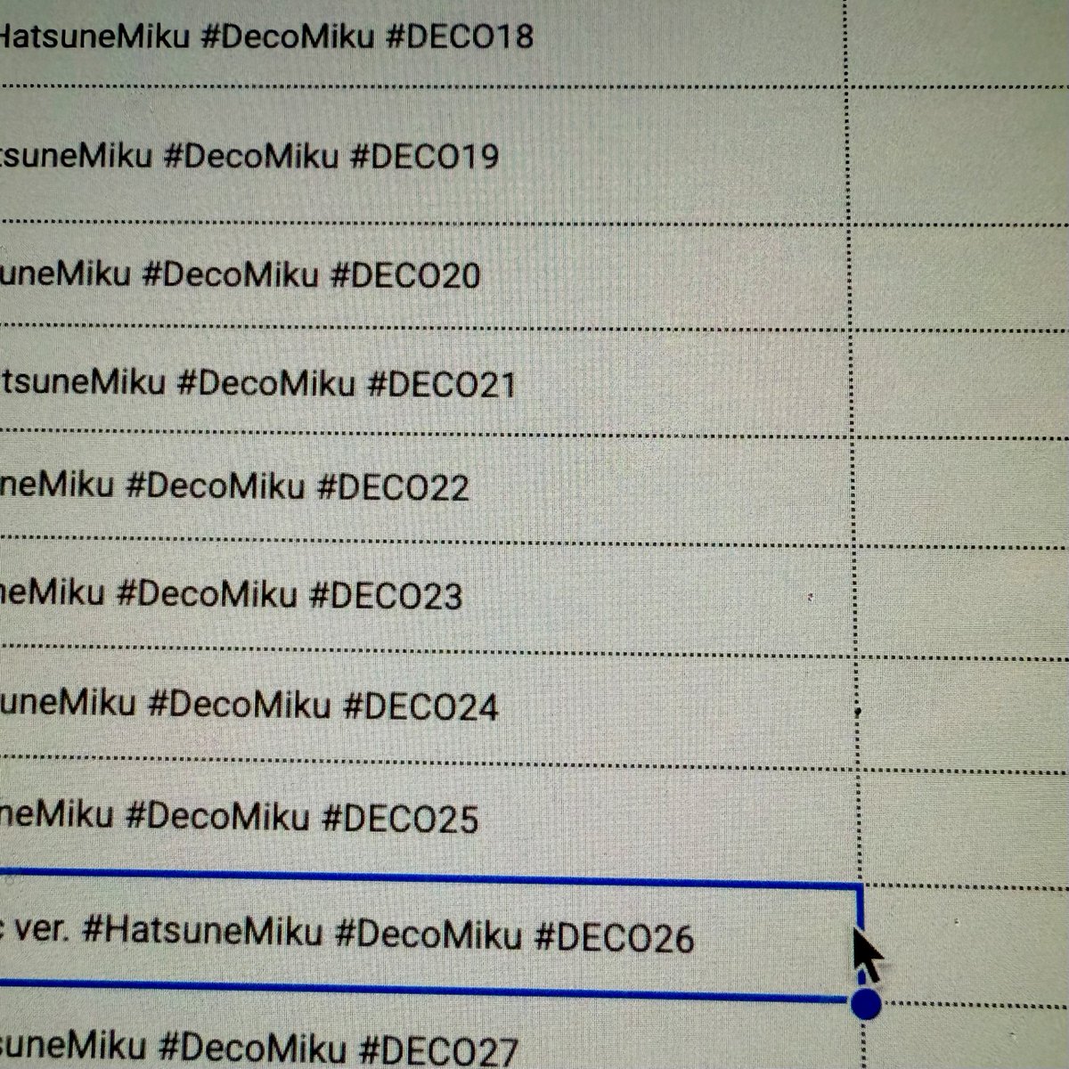 DECO27's tweet image. 結構な数のShortsを予約投稿した後、コピー元タイトルのハッシュタグが大変なことになっているのに気付いて頭抱えてます