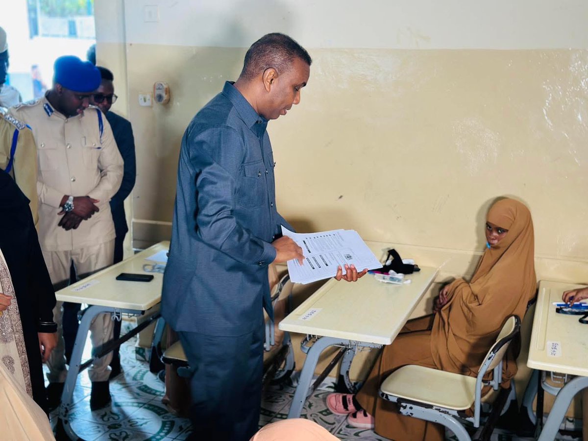 H.E. Prime Minister Hamza Abdi Barre of the Federal Republic of Somalia officially launched the Grade 12 National Certificate Examination for the 2024/25 academic year today. Over 37,000 students nationwide are sitting for this important exam. Best of luck to all candidates!