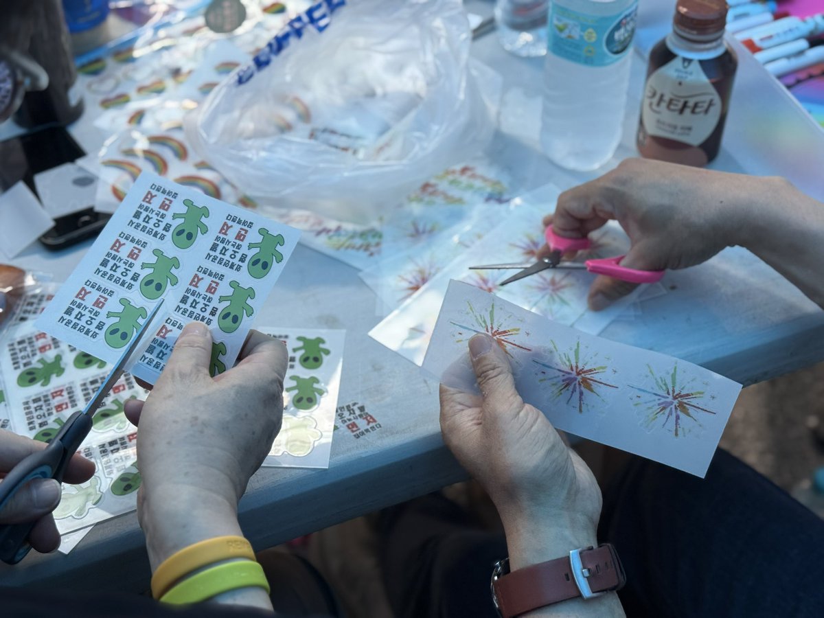 목터져라 다트 던진 트윗지기는 잠시 휴식!!!
과장님도 정년퇴직자(?)도 함께하고 있는 앨라이모임 부스 😍😍😍😍