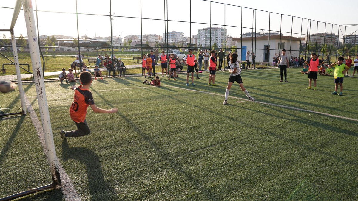 ⚽️Eş Başkanlarımız Futbol Turnuvasında Çocuklarla Buluştu

🥅Gençlik ve Spor Hizmetleri Müdürlüğümüz, futbol kurslarına katılan çocuklar için turnuva düzenledi. Rezan Gençlik Merkezi’nin  sahasında düzenlenen çocuk futbol turnuvasına Eş Başkanlarımız Leyla Ayaz ve Siraç Çelik de