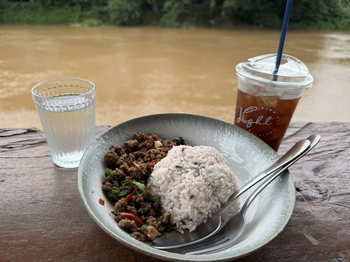 PerngJaii's tweet photo. แวะมากินกลางวันที่ 📍Light Beverage and More ถนนเจริญประเทศ 👍 ไม่ได้ใช้บริการล้างรถด่วน 59 บาท เพราะวันนี้ฝน☔️คงลงเป็นแน่ ตอนตกลมพัดโชยมาเย็นสบาย 🤩 ผัดกระเพราเนื้ออร่อย +โน่เย็นคั้วกลาง 164 บาท 😋😋😋 @aroii @reviewchiangmai https://t.co/tx5eyDuZxs