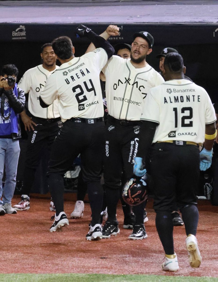 👏🏽OAXACA INICIA GANANDO LA SERIE A SALTILLO😎
Oaxaca, Oax. –(Gerardo Salazar/Prensa) Los Guerreros de Oaxaca destaparon un total de 14 imparables para así ganar el primero de la serie a los Saraperos de Saltillo por pizarra de 11 carreras por 3 en el estadio “Eduardo
