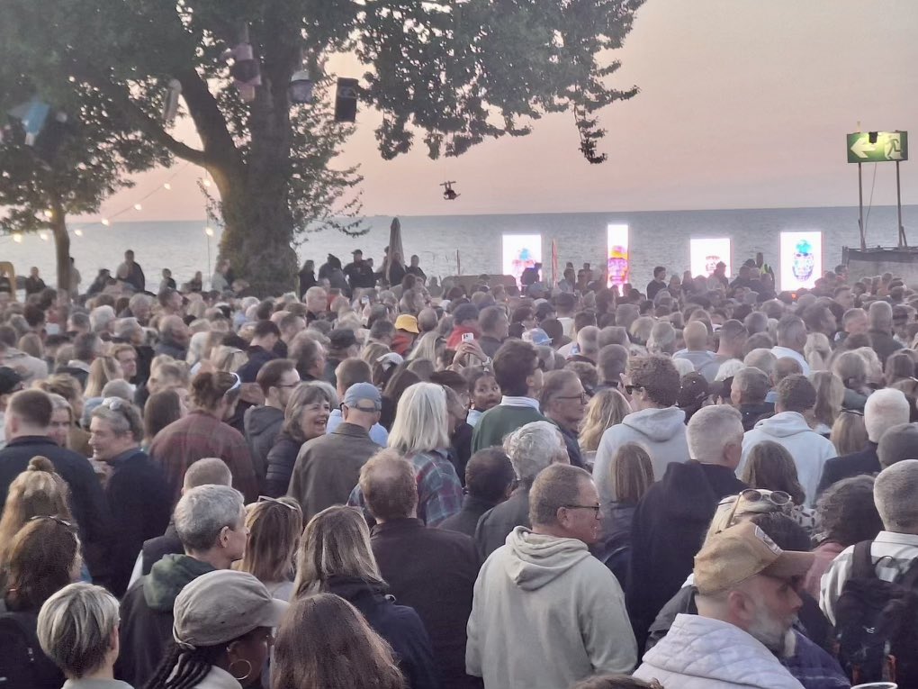 Tanja Thybo (@tthybo) on Twitter photo Her sidste dag på #fmdk kan du stadig nå at interagere med vores kunstværk “spejlede virkeligheder”af <a href="/CecilieWF/">Cecilie Waagner Falkenstrøm</a> kom forbi og bliv klogere på det levede liv med diabetes. Som du kan se, står det lige til venstre for hovedscenen og lyser op. #dksund #sundpol Her sidste dag på #fmdk kan du stadig nå at interagere med vores kunstværk “spejlede virkeligheder”af <a href="/CecilieWF/">Cecilie Waagner Falkenstrøm</a> kom forbi og bliv klogere på det levede liv med diabetes. Som du kan se, står det lige til venstre for hovedscenen og lyser op. #dksund #sundpol