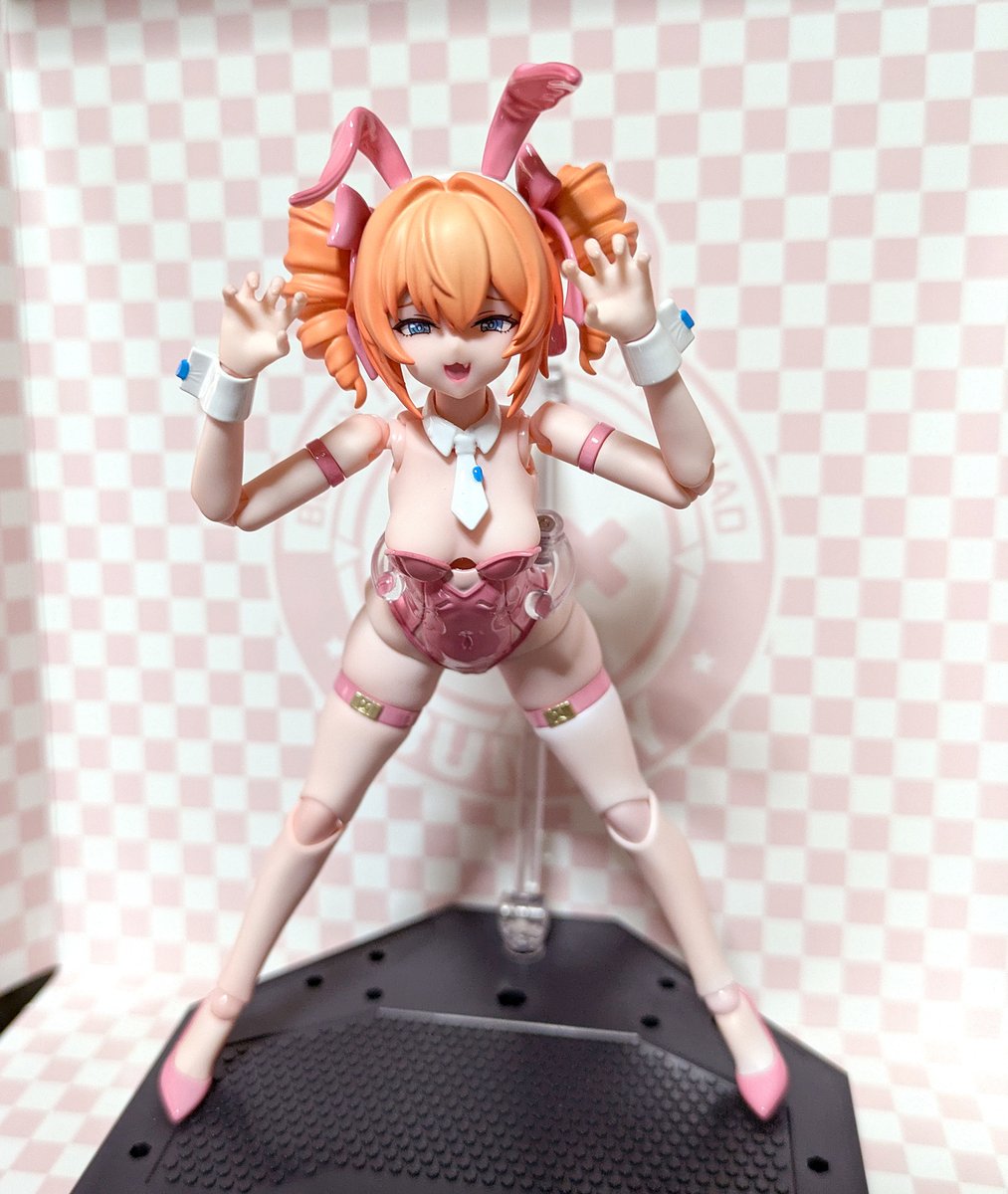 お迎えしたレオーニちゃんとりあえず記念撮影(1枚目ボディの隙間写っちゃってた)
武器持たせると滅茶苦茶肌パーツに黒い汚れが移るのだけが難点 