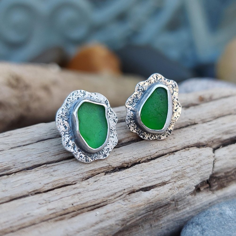 i_love_dolly's tweet image. Hey #EarlyBiz 👋
Sea glass starts as plain old glass, which has fallen into the ocean and is smoothed by waves & rocks over time. Green sea glass has been used in these earrings along with recycled silver 💚
ilovedollyjewellery.co.uk/earrings/green…
#ShopSmall #shopindie #ecofriendlyliving