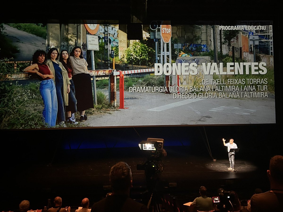 Les ‘Dones valentes’ (<a href="/arallibres/">Ara Llibres</a>) pugen a l’escenari del <a href="/teatrelliure/">Teatre Lliure</a> aquesta temporada 2025-26 sota la direcció de Glòria Balañà, també a càrrec de la dramatúrgia al costat d’Aina Tur i un equip de luxe. Un somni que no m’hauria ni atrevit a somiar.. gràcies per confiar-hi ♥️