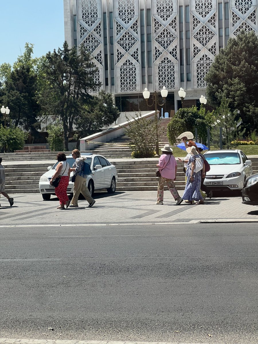 madaminov_avaz's tweet image. 📍Тошкентнинг қоқ марказида осиёлик туристлар европалик туристларни расмга оляпти