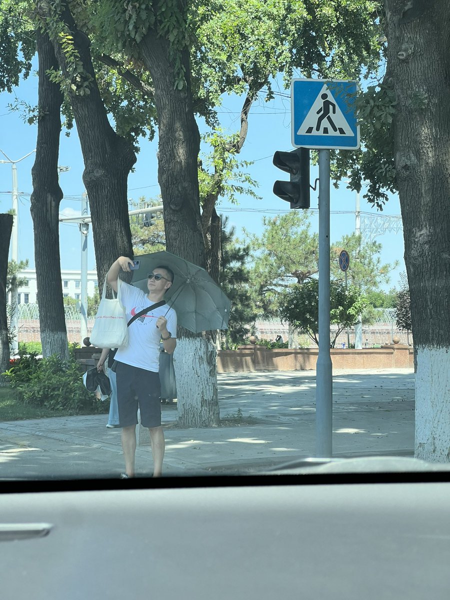 madaminov_avaz's tweet image. 📍Тошкентнинг қоқ марказида осиёлик туристлар европалик туристларни расмга оляпти