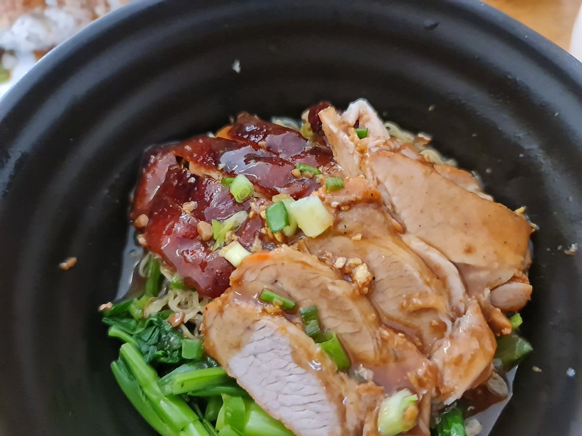 วันนี้แวะกินข้าวหมูแดงร้านแถวทางไปหางดง สภาพร้านเยินมาก โดยเฉพาะโซนทำครัวคือเหมือนสนามรบ เลอะเทอะแบบกระจุย หยุดดูและช่างใจว่าจะกินดีมั้ย สุดท้ายก็กิน เฮ้ยย 😲อร่อยเฉย คือดีมากทั้งหมูและน้ำราด ยิ่งบะหมี่เป็ดยิ่งอร่อย โอ้ยน้อ แม้มเอ้ย อะหยังบ่า