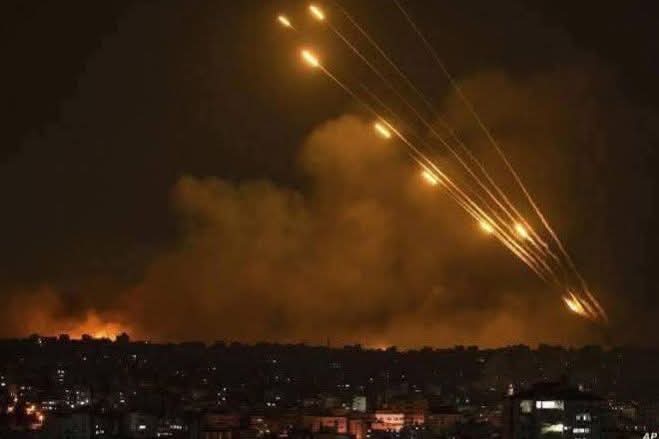 azlanali_10's tweet photo. A scene that opens the heart ♥️🔥🚀

Oh God, show us in them the wonders of your power
Oh God, the earth was earthquake from beneath their feet.
#إسرائيل
#Iran 
#telaviv 
#PakistanAirForce
#PakistanAirForce https://t.co/wLhIhrZak5