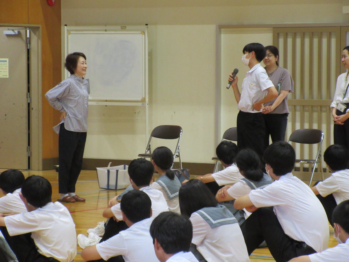 【デートＤＶ講演会】 鹿屋体育大学の印南百合子先生にお越しいただき、デートＤＶの問題を含めて自分たちの生活している学校や社会をよりよくするためにはどう考えて行動すべきかお話ししていただきました。