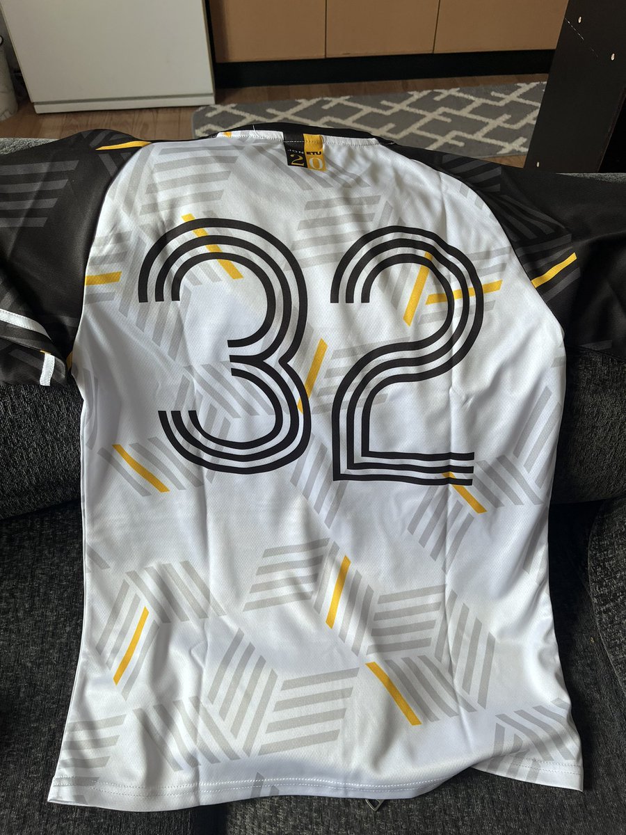 kazu23_analyst's tweet photo. 新しいランニング🏃ウェアをゲット‼️
関東リーグの情熱ロンリネスのユニフォームは貴重👕
これを着て藤沢を快走💨
自分なりの楽しみ方。
色々提供してくれる各チームのみなさんに感謝します🙇♀️
#KFL2
#JONETSU
#情熱
#楽しみ方
#ランニング https://t.co/ge7L3gIB5z