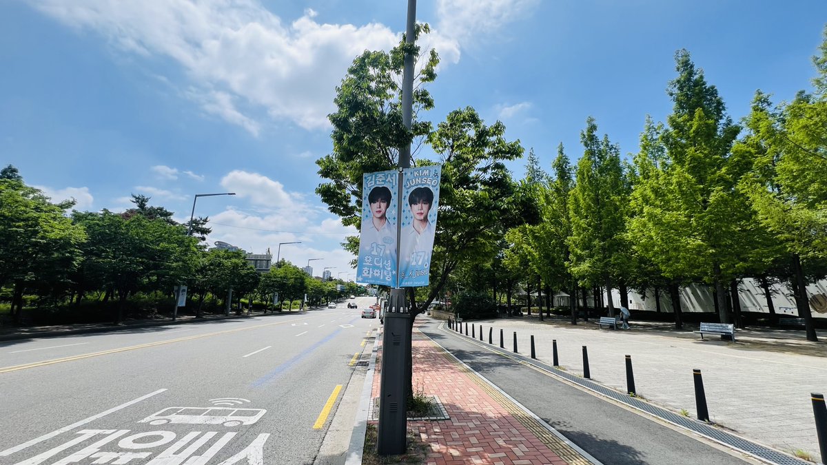 보이즈플래닛2 참가자 김준서를 응원하는 가로등배너가 상암동 DMC문화공원 주변 일대에 게시되었습니다.

(DMC문화공원 일대, 6.14~16)

#보이즈플래닛2
#BOYS2PLANET 
#가로등배너
#스트리트배너
#김준서 
#KIMJUNSEO 
#팬클럽광고
#중앙비즈컴